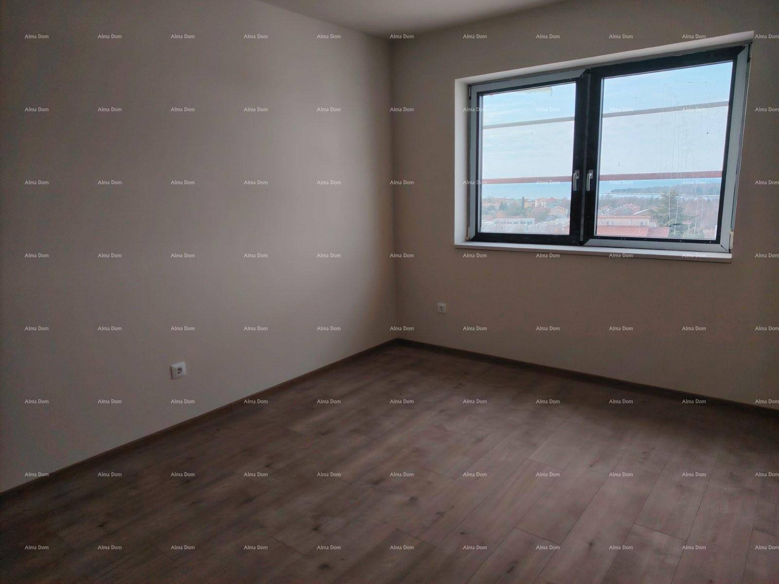 Leerer Raum mit Laminatboden und Fenster, das einen weiten Blick bietet.