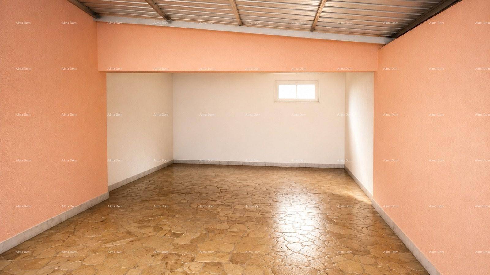 Geräumiger leerer Raum mit Betonboden und kleinem Fenster, ideal als Garage oder Lager.