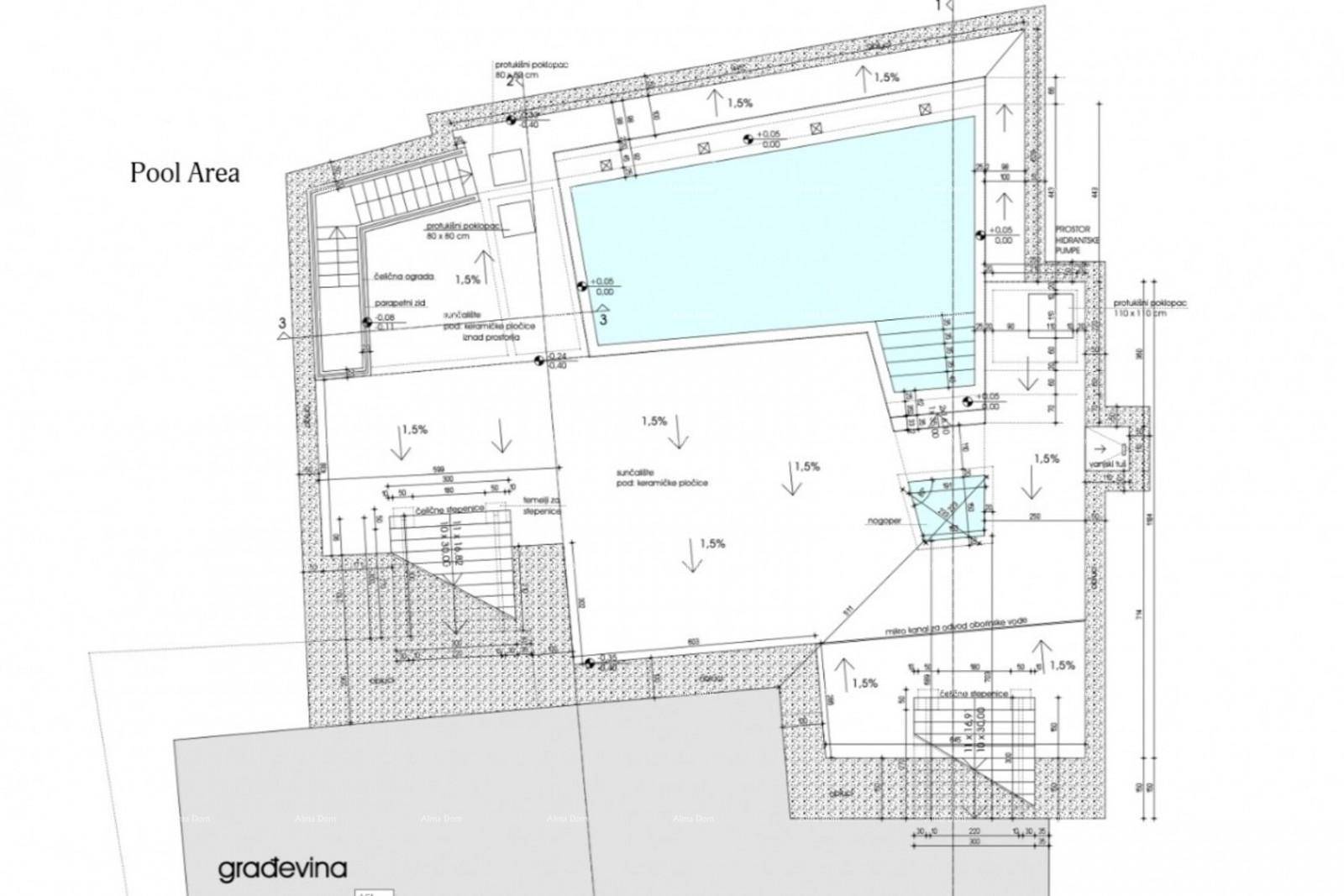 Grundriss des Poolbereichs mit Treppen und angrenzenden Flächen, detailliert dargestellt.