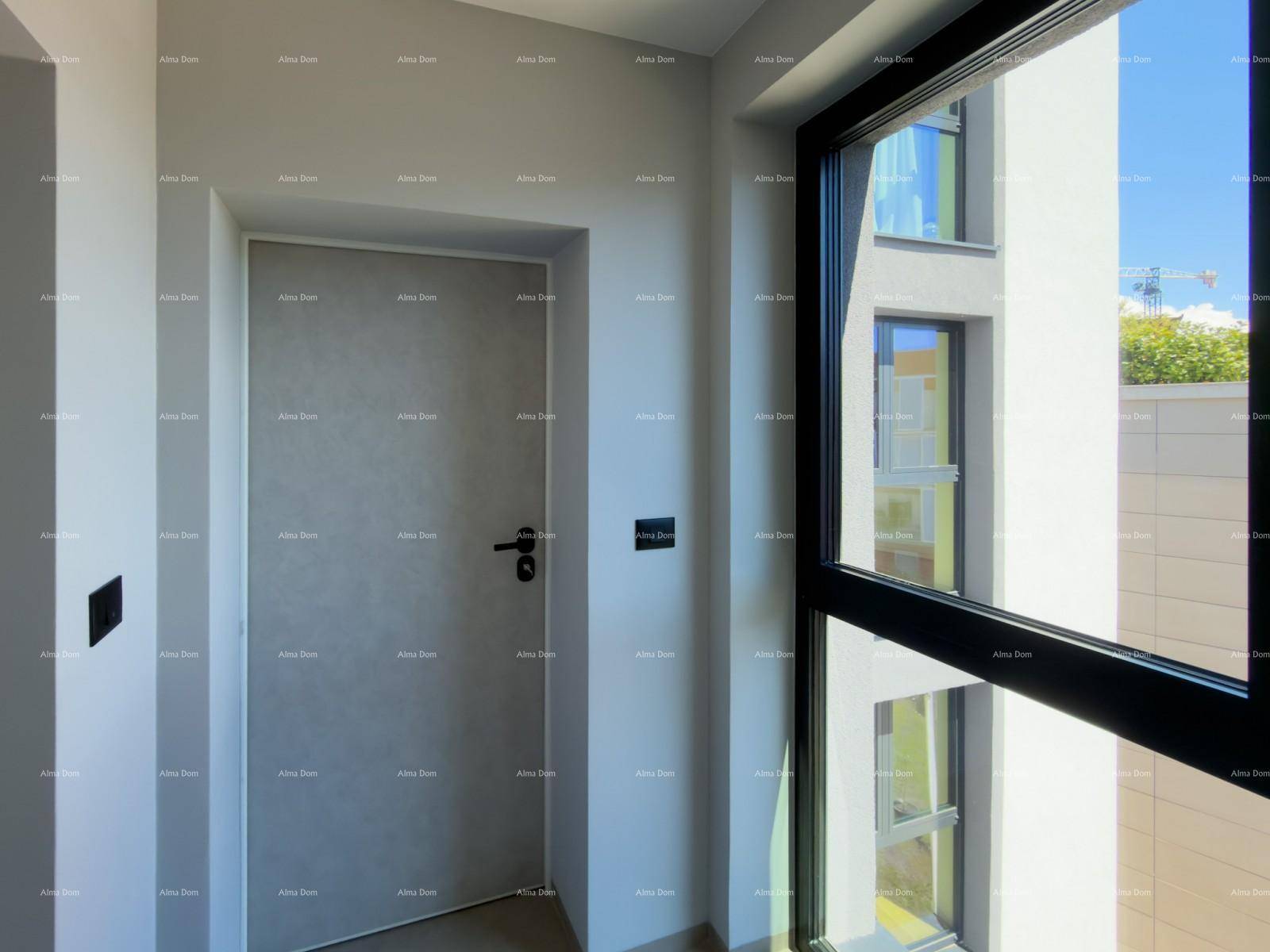 Heller Eingangsbereich mit moderner Tür und großem Fenster mit Blick nach draußen.