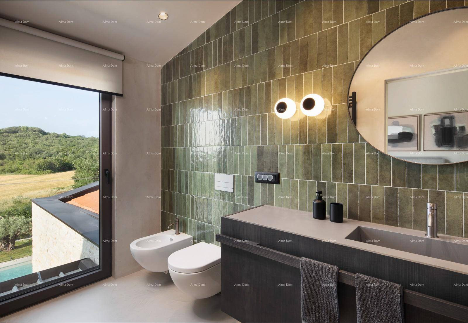 Modernes Badezimmer mit Bidet, wandmontierter Toilette und weitem Ausblick.
