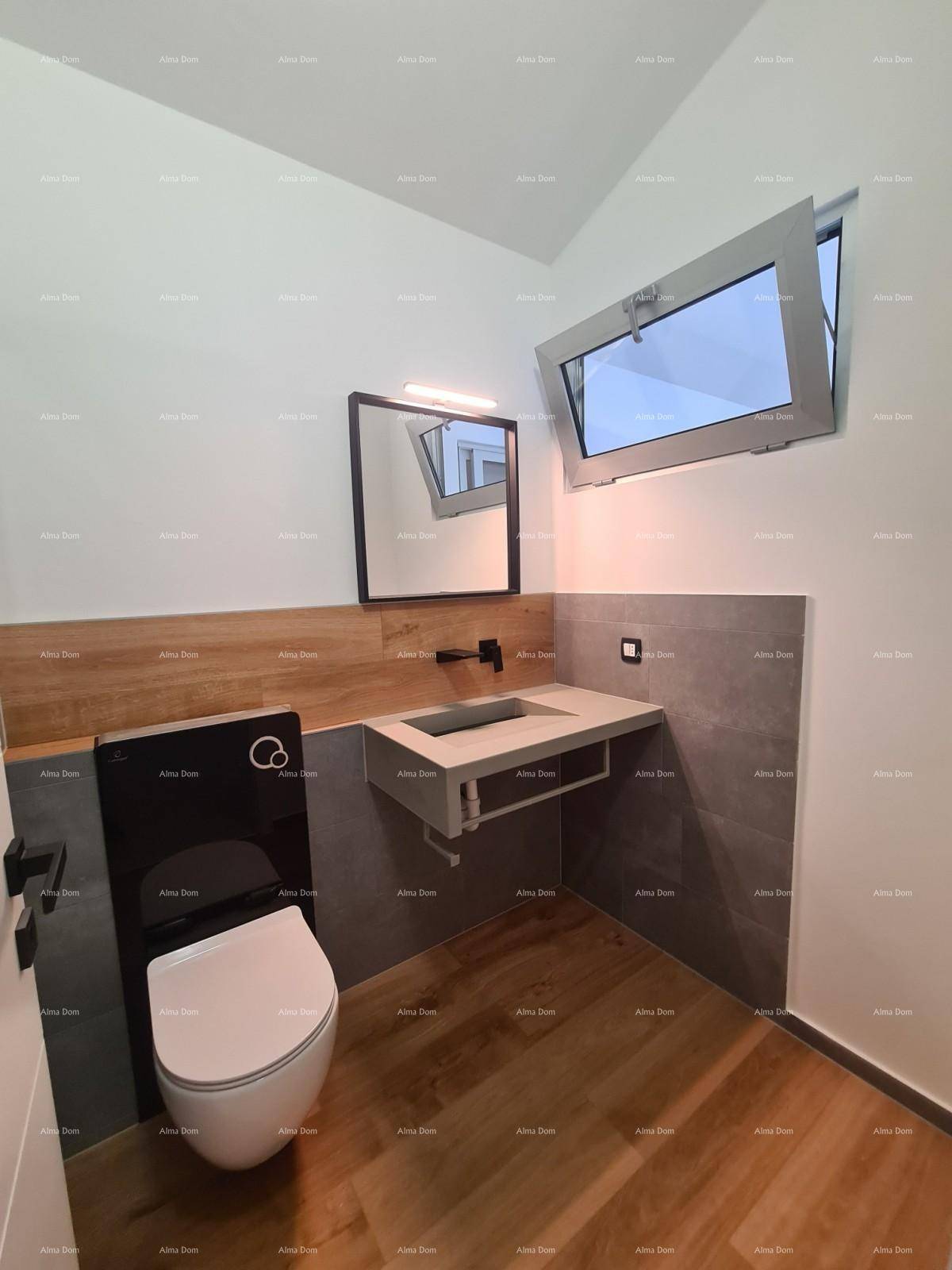 Modernes Badezimmer mit Holzakzenten, Hänge-WC und einem Fenster.