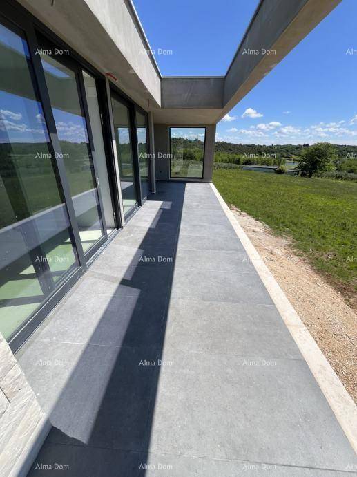 Geräumige, geflieste Terrasse mit weitem Blick über die ländliche Landschaft.