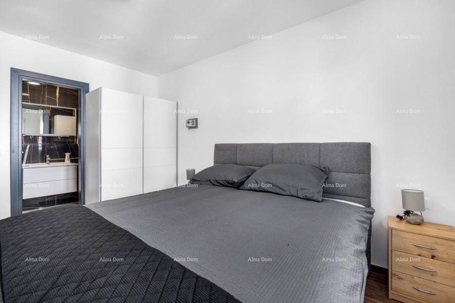 Schlafzimmer mit Doppelbett und Zugang zu einem modernen Badezimmer en suite.