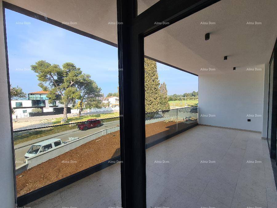 Weitläufige Fensterfront bietet einen Panoramablick auf die Küste und die Umgebung.