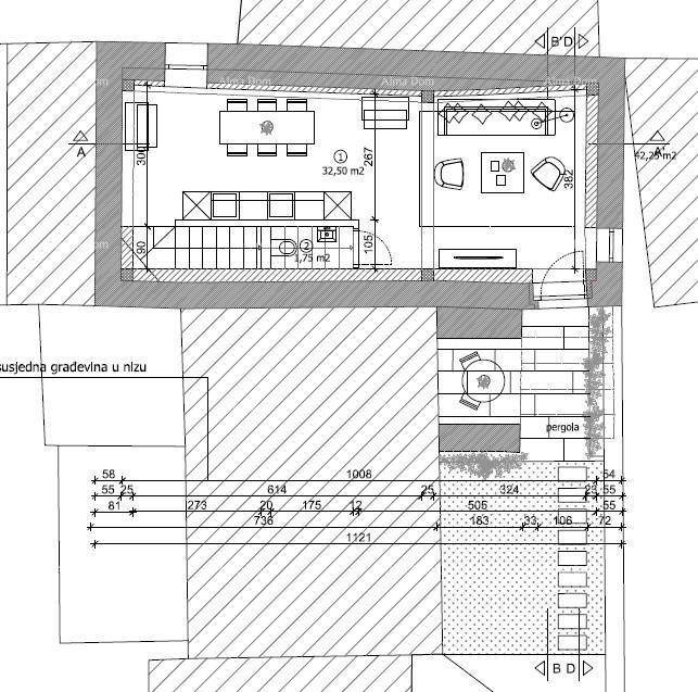 Grundriss des Erdgeschosses mit offenem Wohn-Essbereich, integrierter Küche und Außenterrasse mit Pergola.