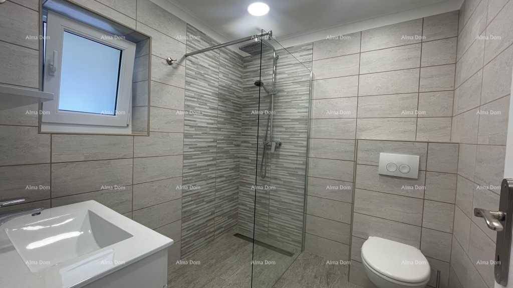 Modernes Badezimmer mit begehbarer Dusche, wandhängendem WC und hellen Fliesen.
