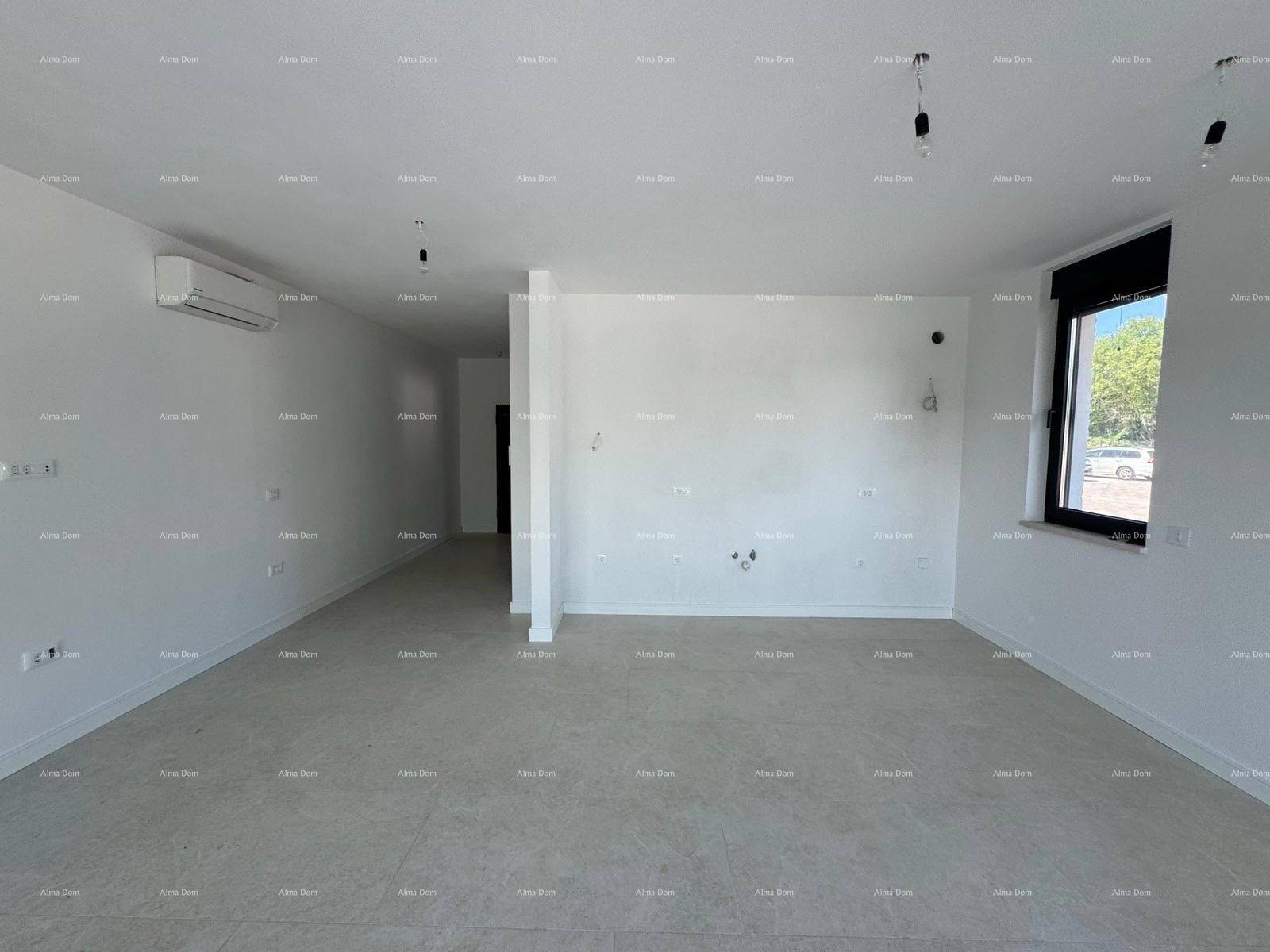 Unmöblierter Wohnbereich mit Klimaanlage, Fliesenboden und einem Fenster.