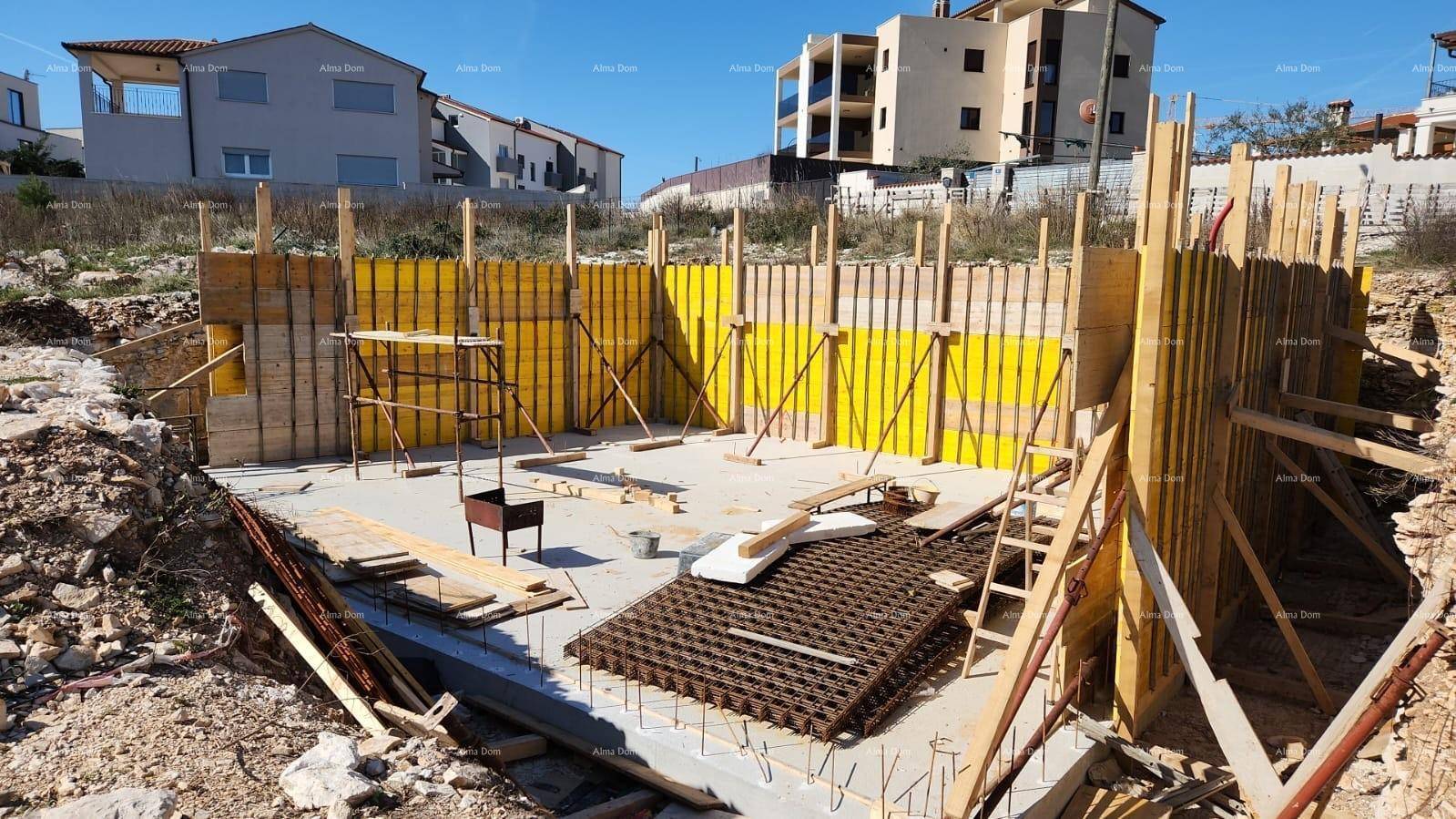 Baustelle mit vorbereitetem Fundament und Schalung für die Wände des Neubaus.