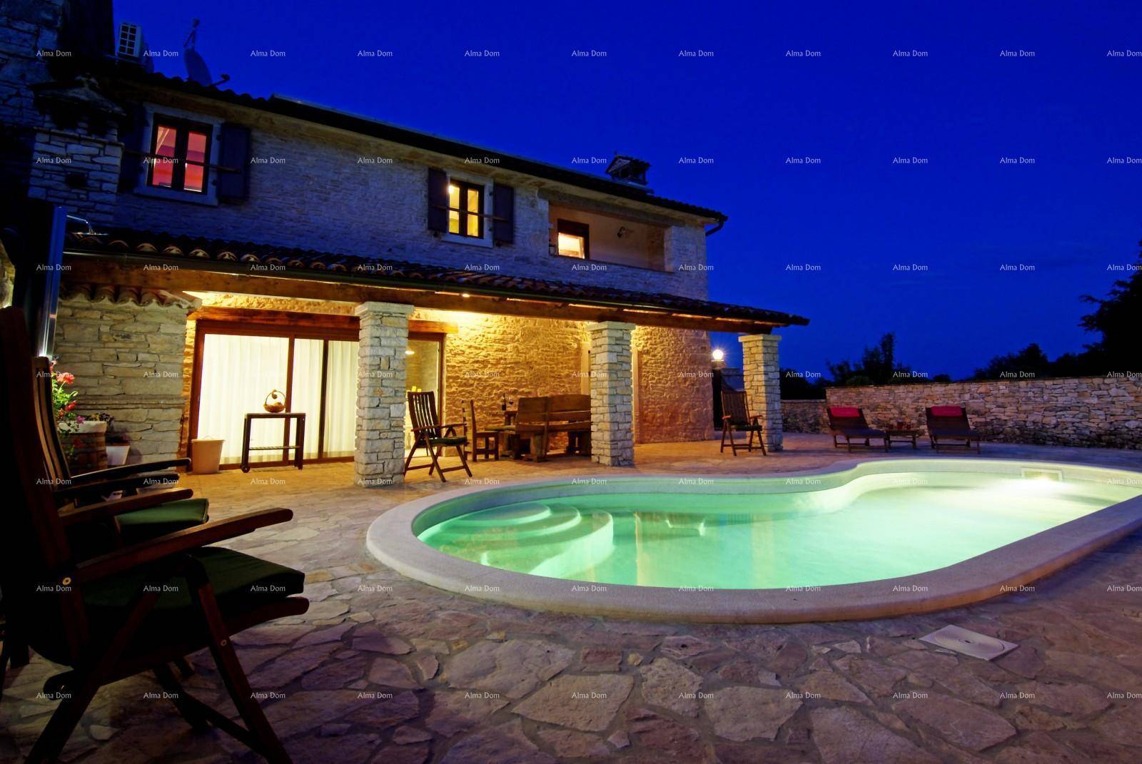 Beleuchteter Außenbereich bei Nacht mit Pool, Terrasse und Liegestühlen für entspannte Abende.