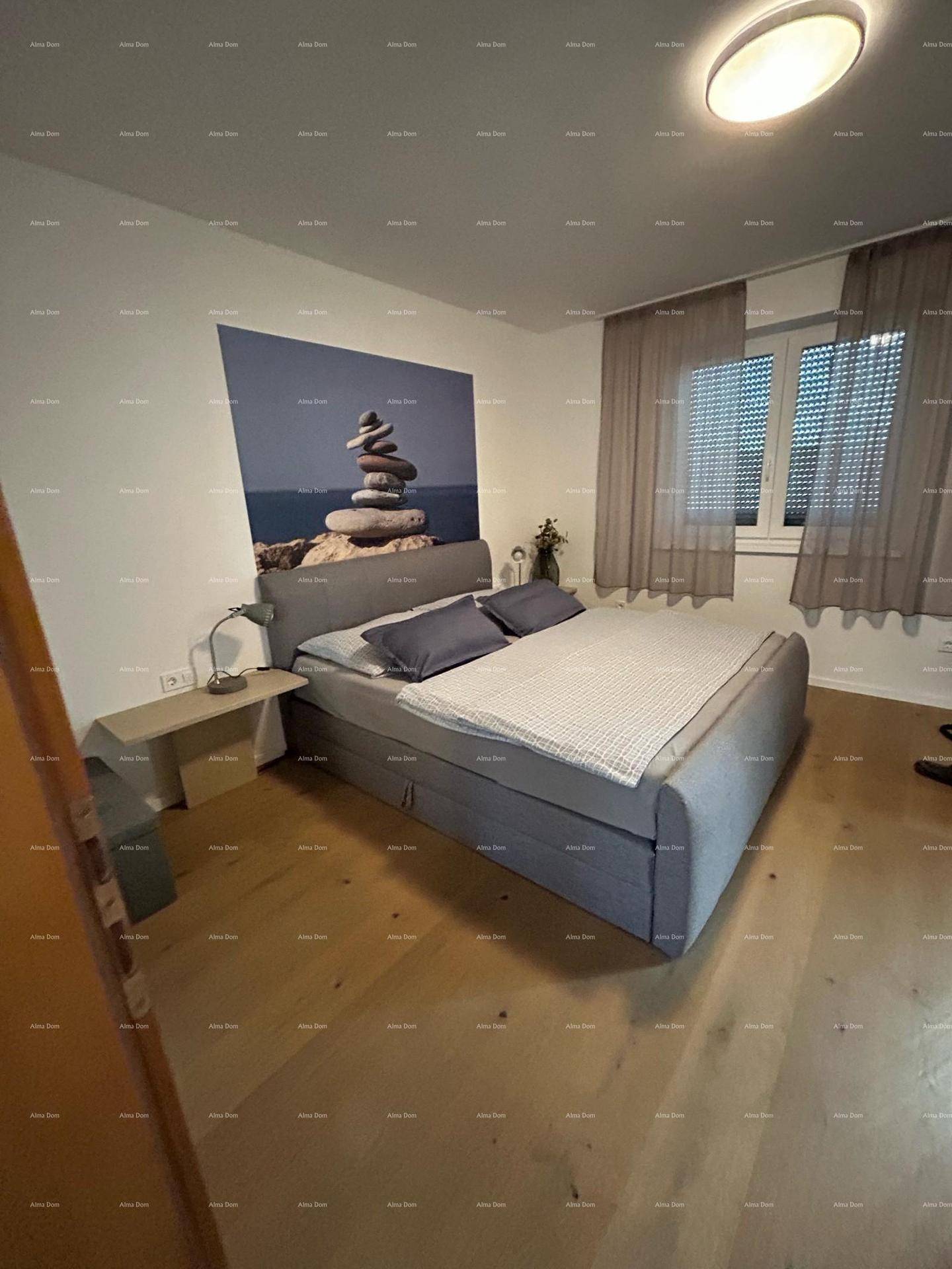 Gemütliches Schlafzimmer mit Doppelbett, Holzboden und modernem Wandbild.