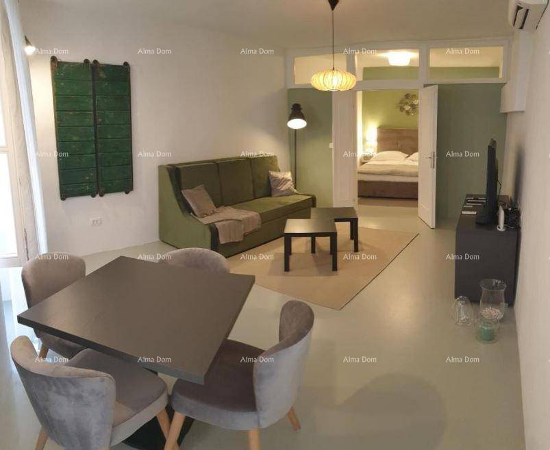 Heller Wohn- und Essbereich mit modernem Esstisch, bequemen Stühlen und Sofa.
