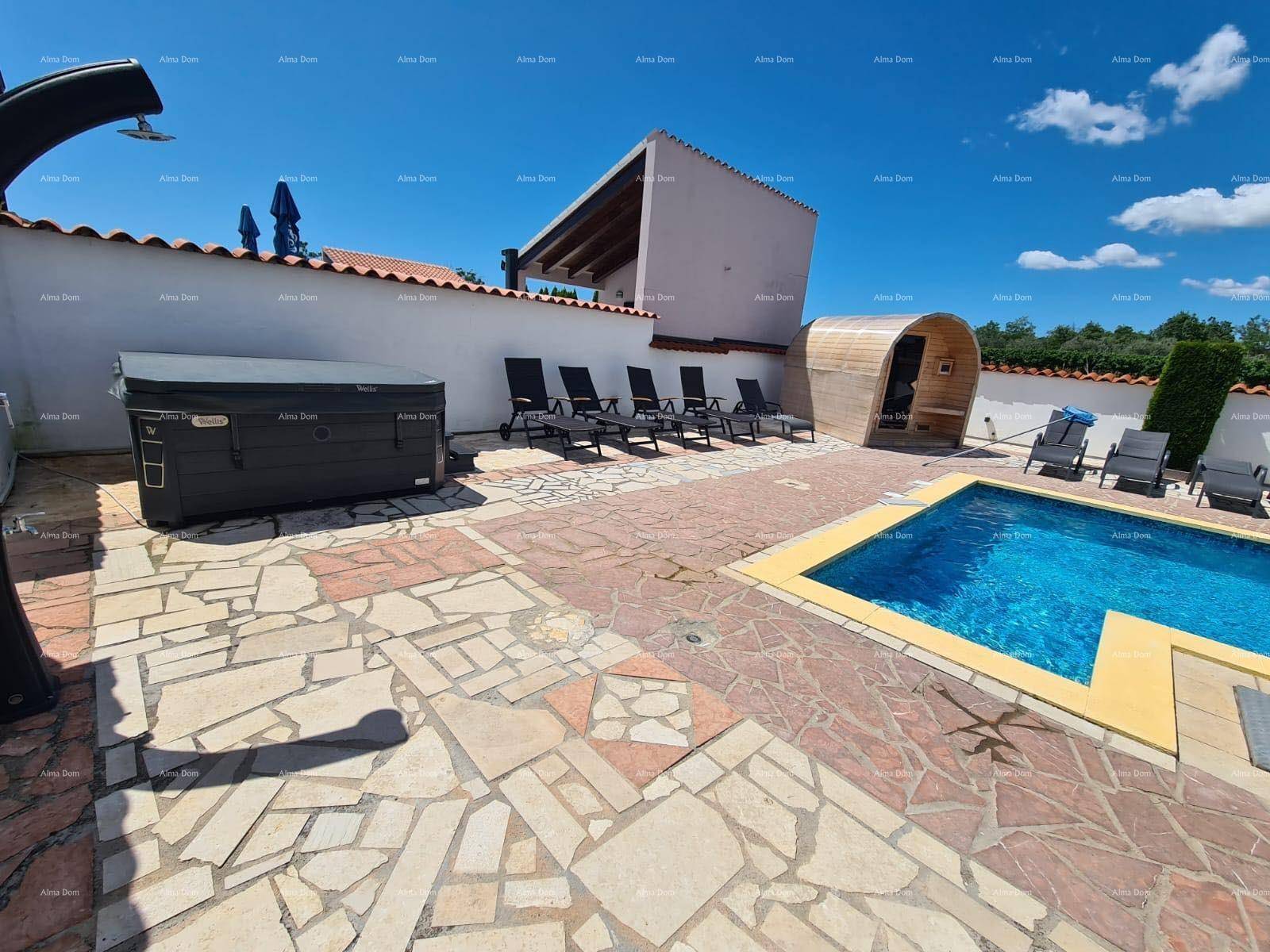 Außenbereich mit Pool, Whirlpool, Sauna und Liegestühlen unter blauem Himmel.