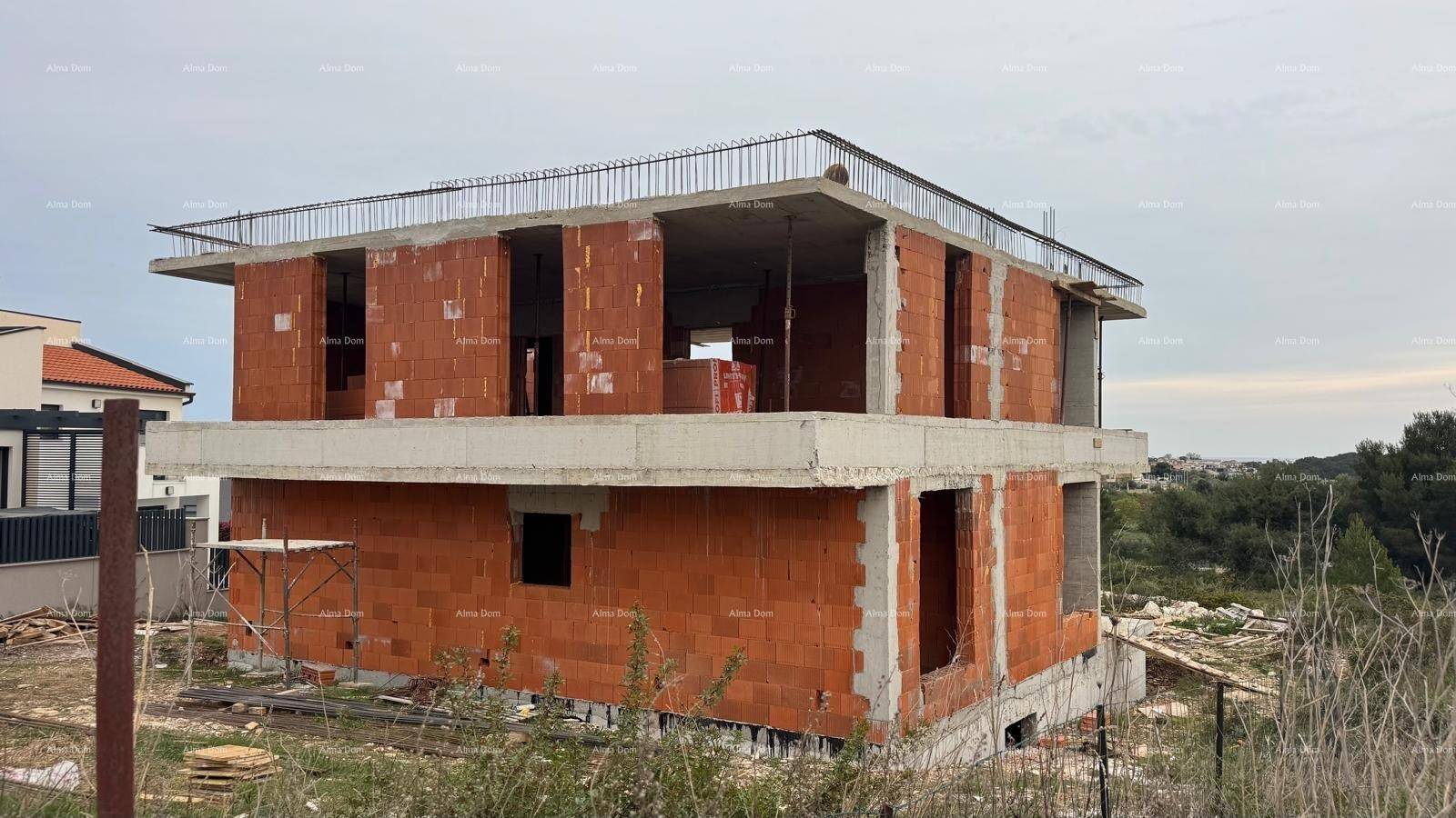 Gesamtansicht des Rohbaus mit Ziegelwänden und Betonplatten, bereit für den weiteren Ausbau.
