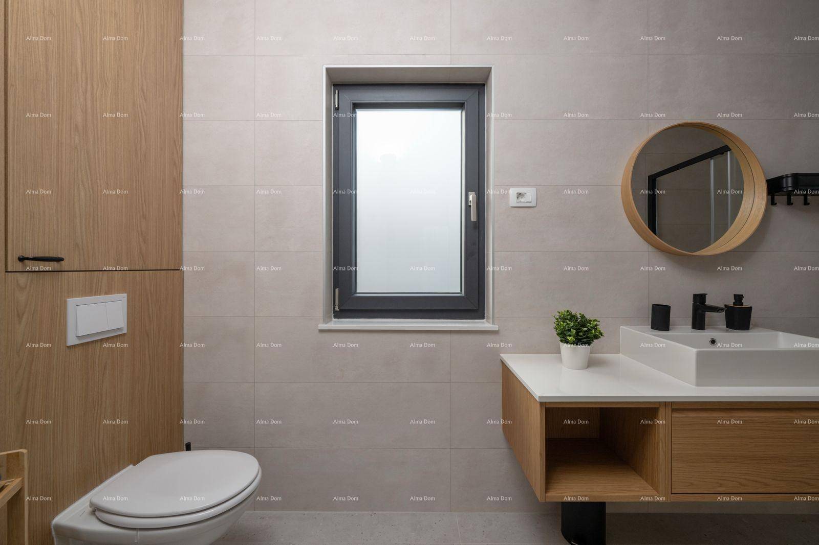 Modernes Badezimmer mit Waschtisch, WC und Fenster in hellen Holztönen und Fliesen.