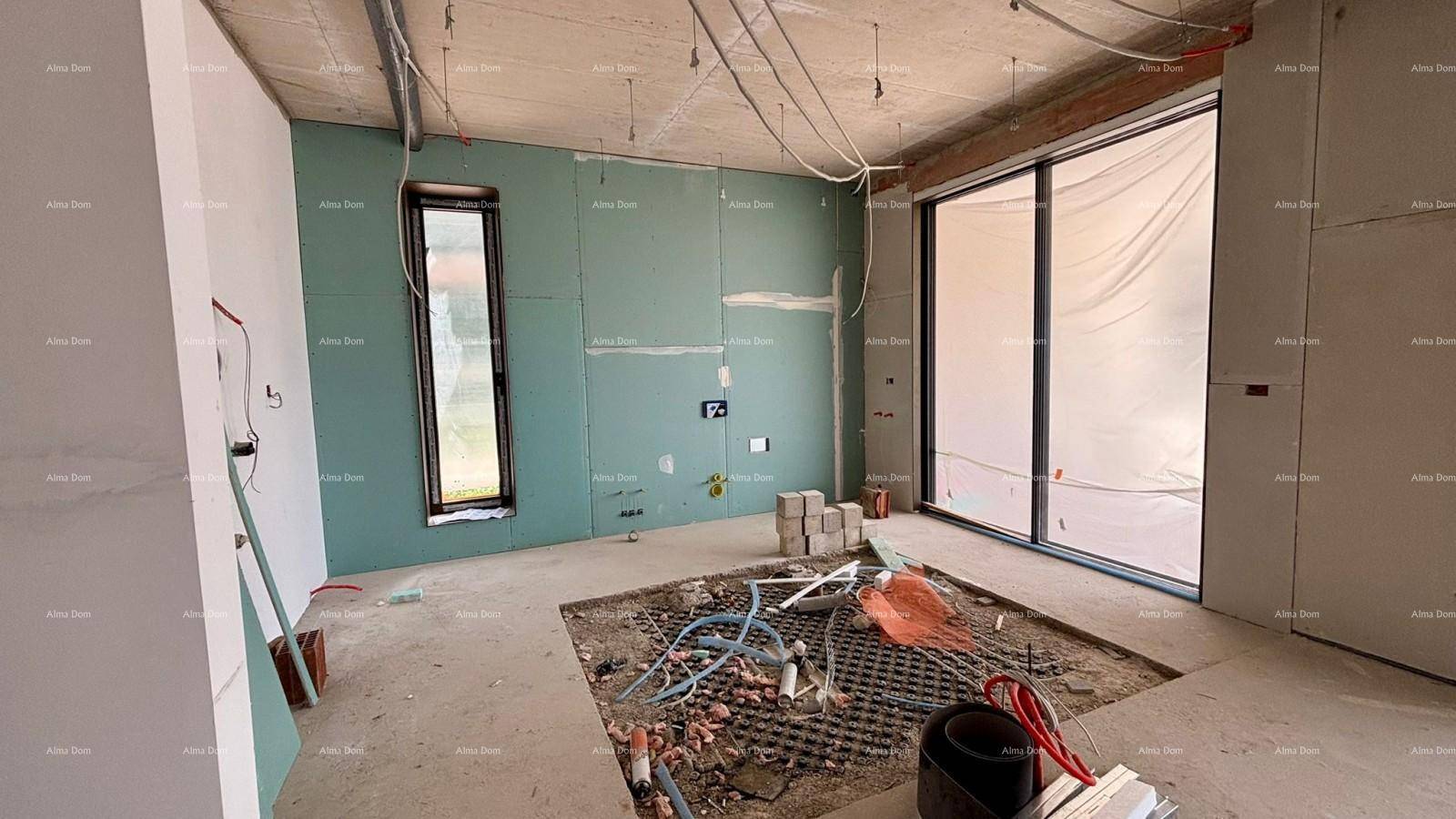 Raum im Rohbau mit vorbereiteten Wänden, sichtbaren Installationen und einem Fenster.