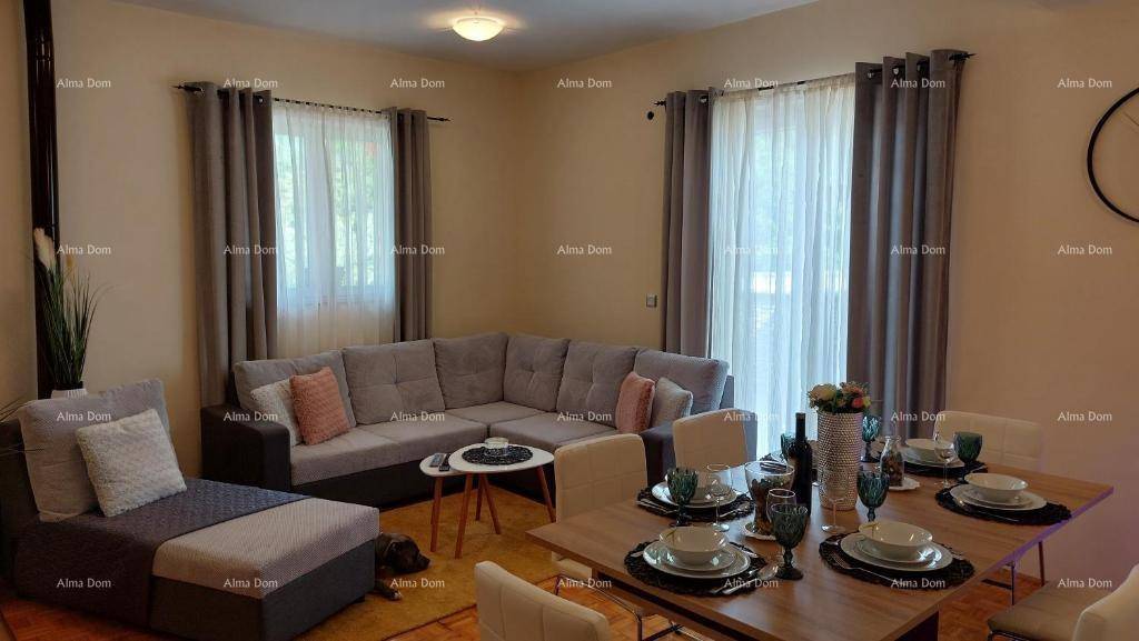 Offener Wohn-Essbereich mit Ecksofa, Esstisch und Zugang zu einem Balkon oder Terrasse.