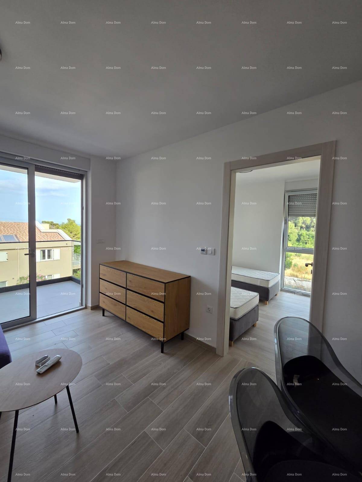 Wohnbereich mit Kommode und Zugang zu einem Schlafzimmer, hell und modern gestaltet.