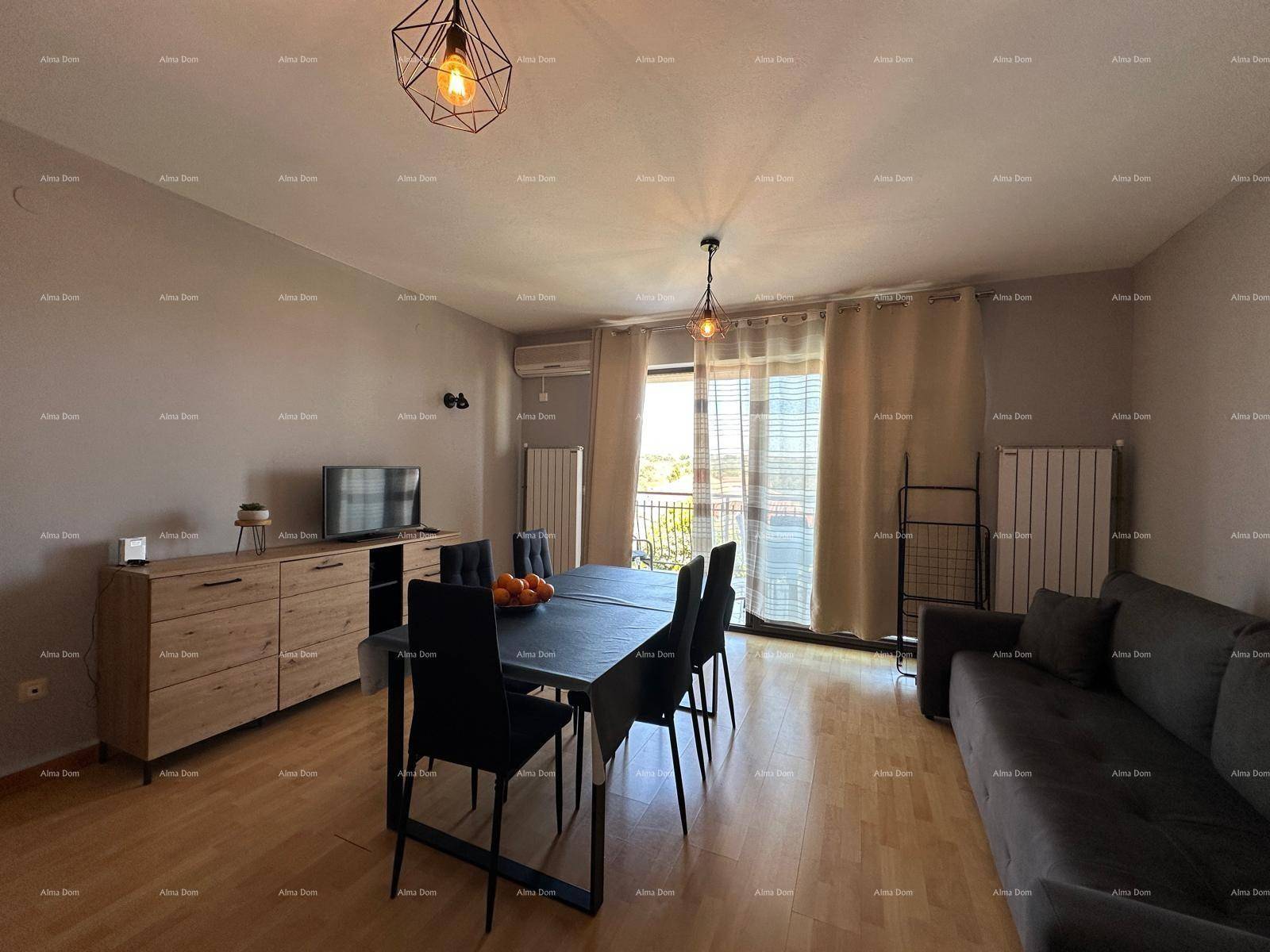 Heller Wohn-Essbereich mit Esstisch, Sofa und Zugang zum Balkon, mit Holzboden.