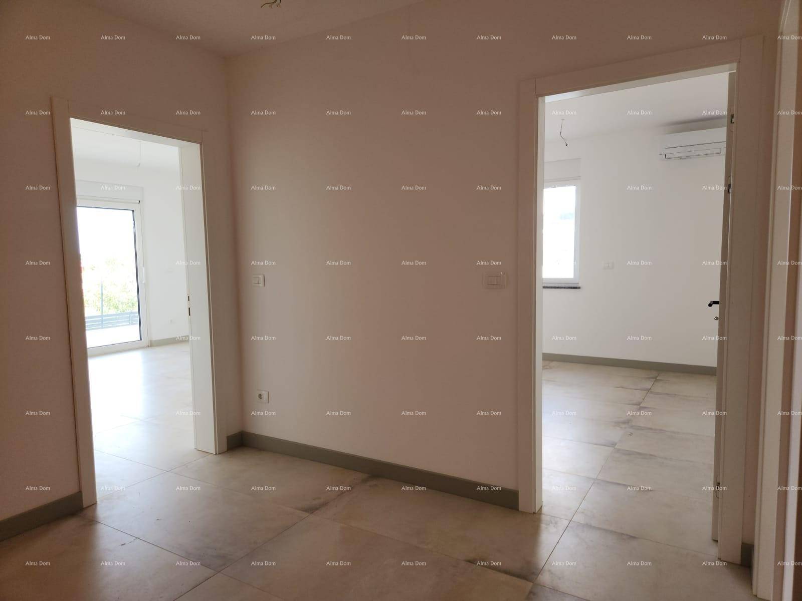 Heller Flur mit mehreren Türen, der verschiedene Räume im modernen Neubau miteinander verbindet.