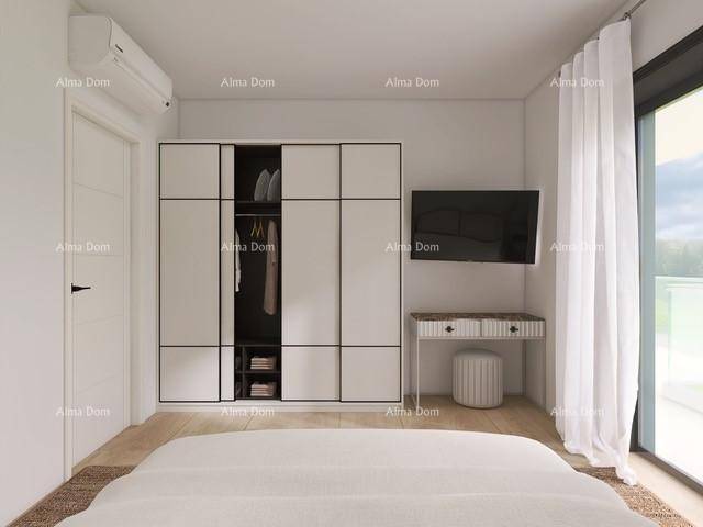 Schlafzimmer mit modernem Schiebetürenschrank, Fernseher und viel Tageslicht.