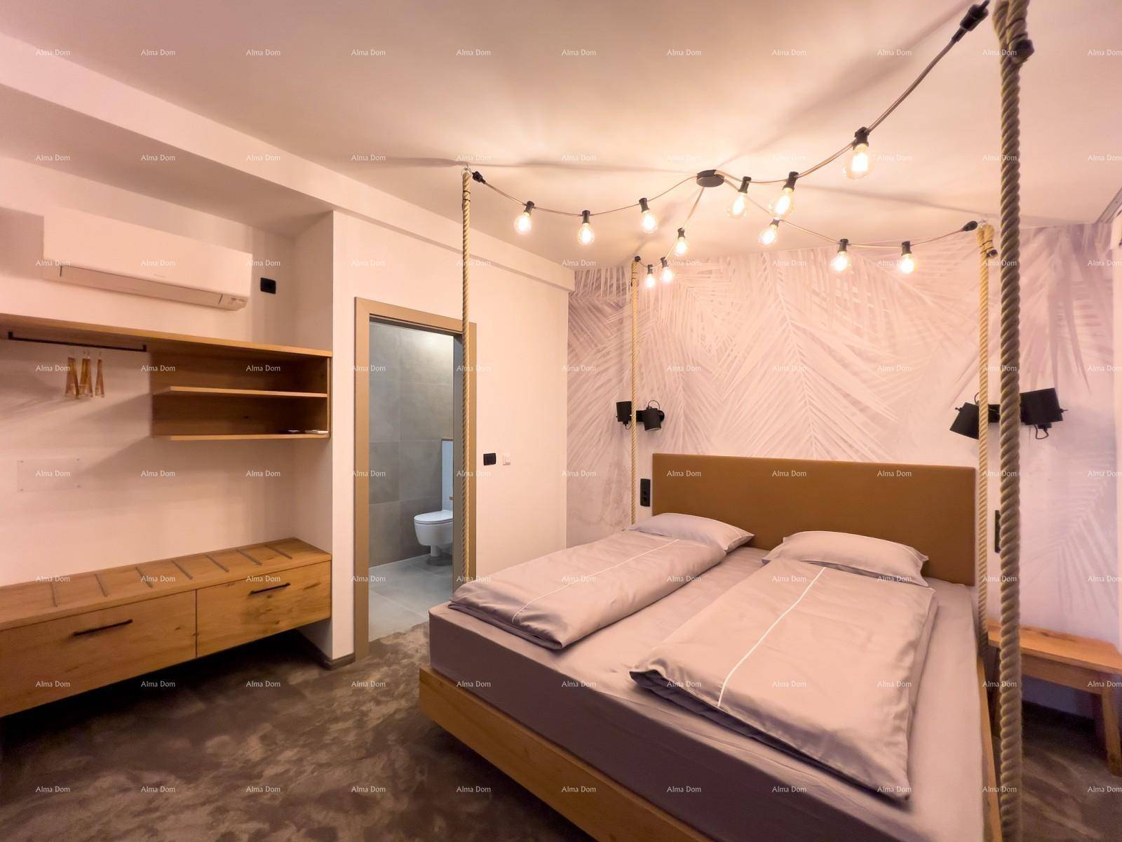Schlafzimmer mit Klimaanlage, Holzmöbeln und Blick in das angrenzende Badezimmer, das Komfort bietet.
