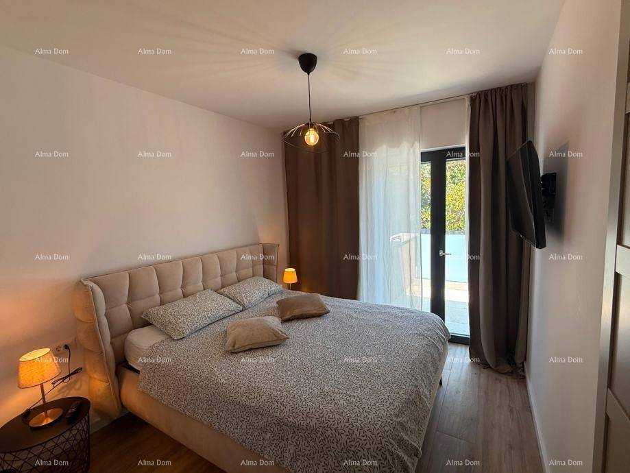 Gemütliches Schlafzimmer mit großem Bett, Nachttischen und direktem Zugang zu einem Balkon.