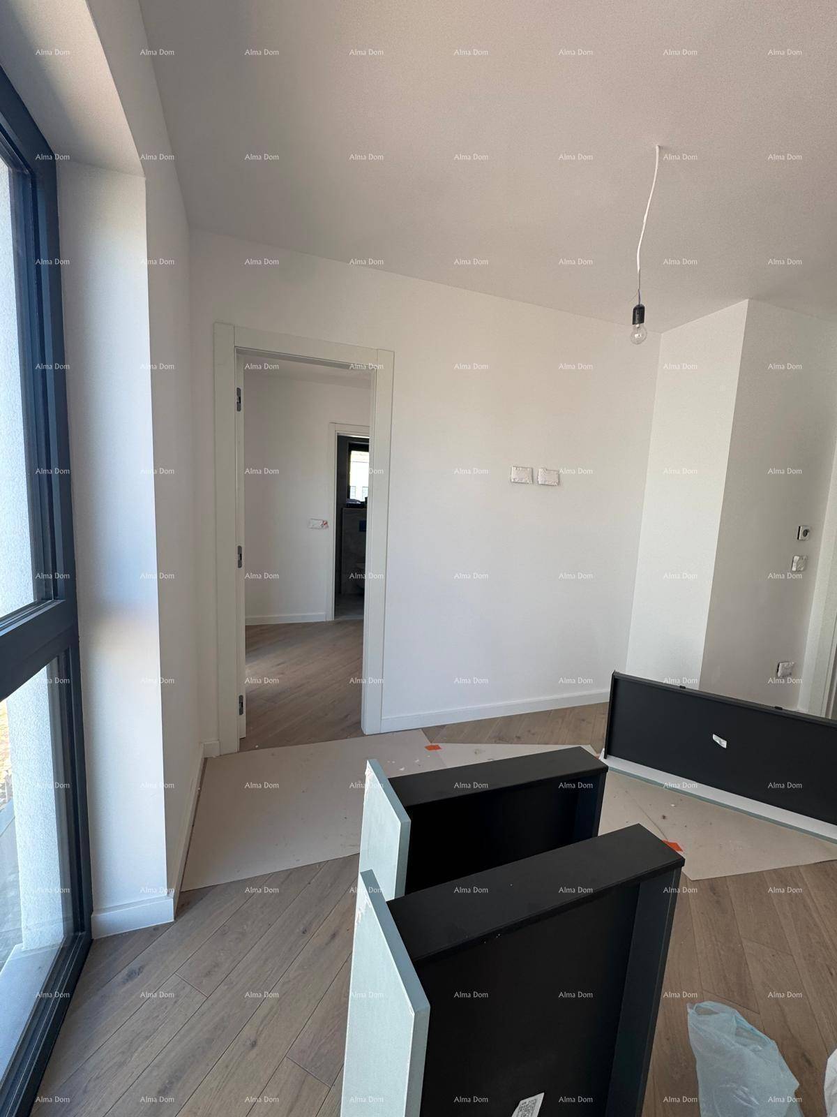 Geräumiger, unmöblierter Raum mit Holzboden und viel Tageslicht durch große Fenster.