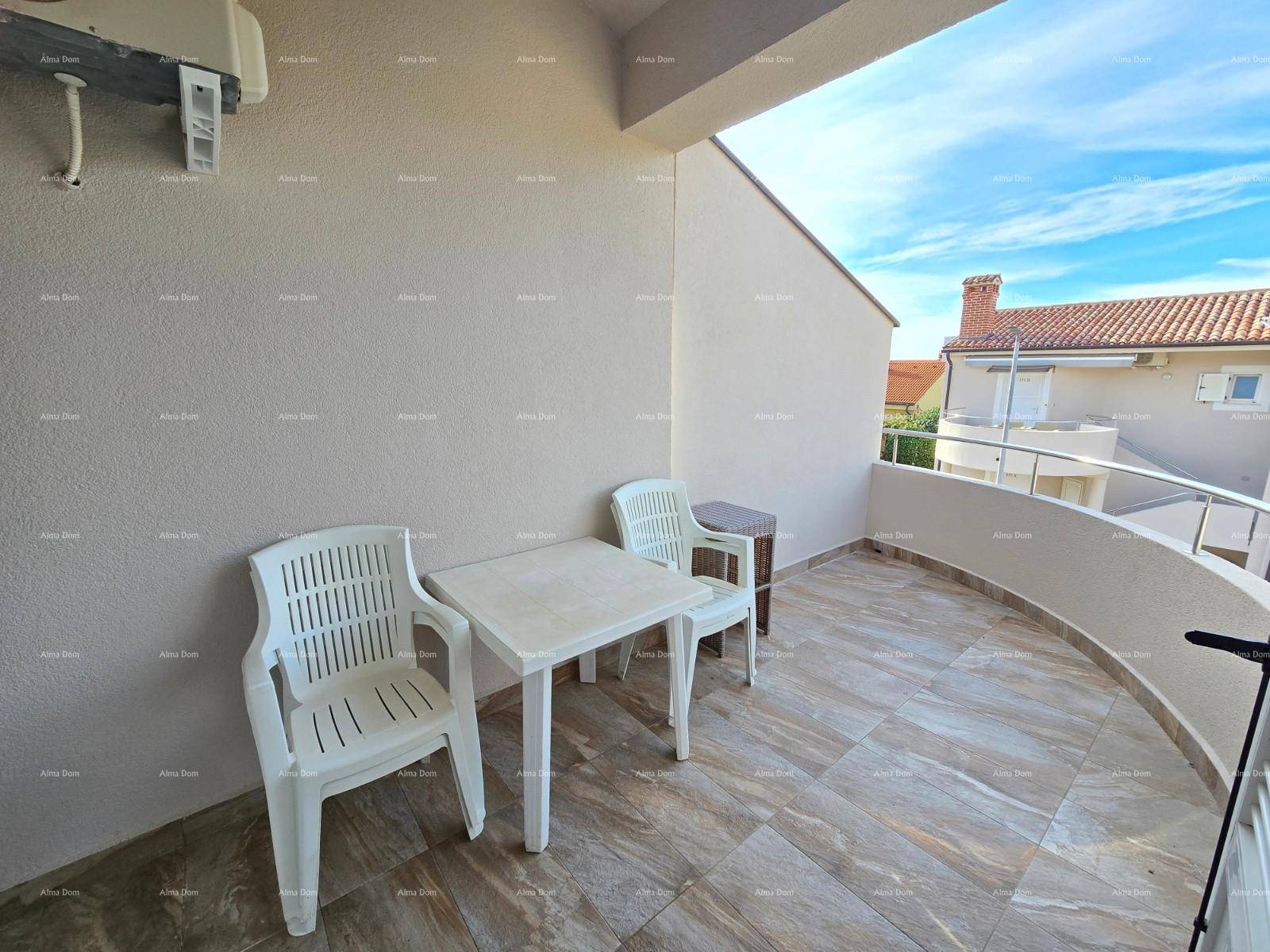 Balkon mit einfachen Gartenmöbeln und Blick auf die umliegenden Häuser.