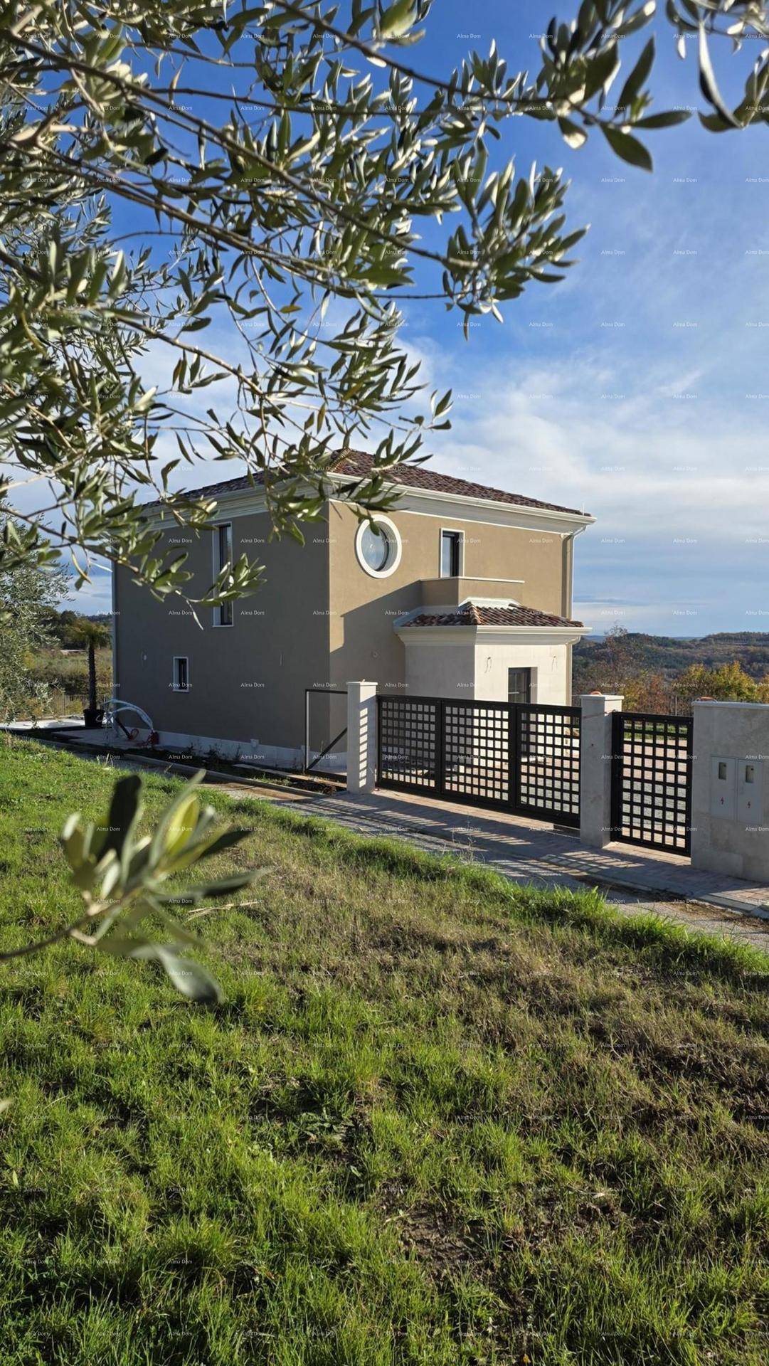 Villa mit modernem Tor und weitläufigem Grundstück, eingebettet in grüne Hügellandschaft.