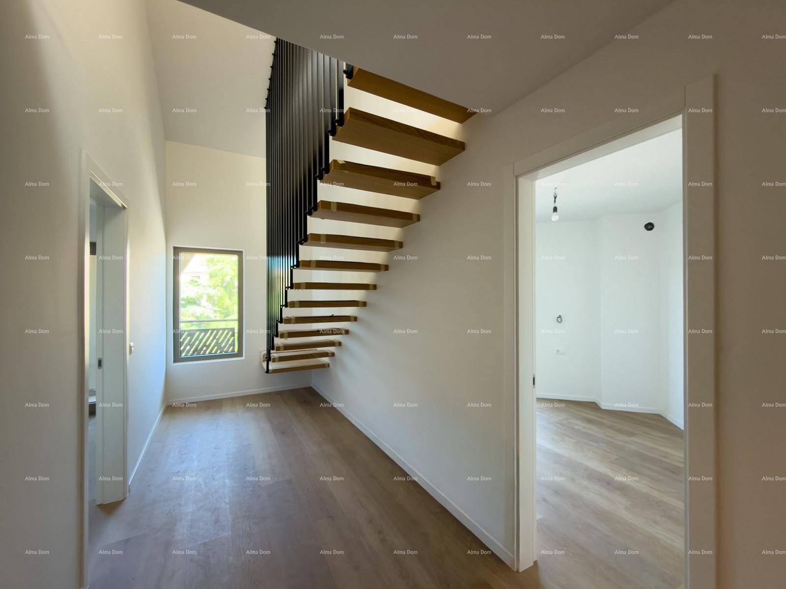 Geräumiger Flur mit eleganter schwebender Holztreppe und viel natürlichem Licht.