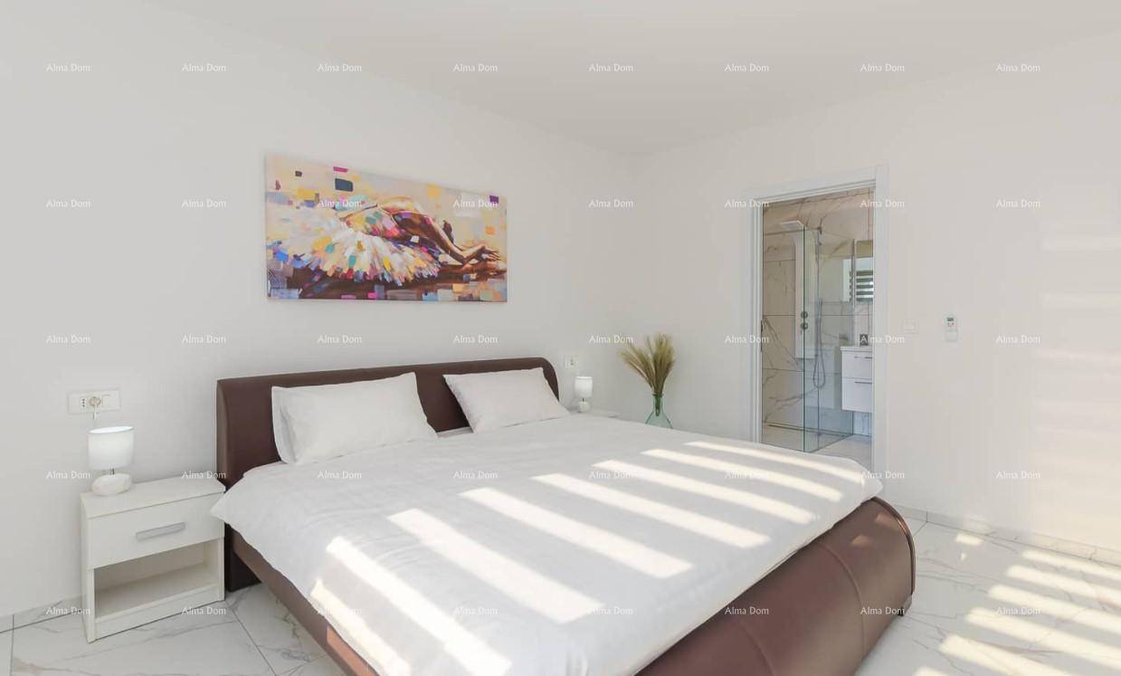 Schlafzimmer mit Doppelbett und direktem Zugang zu einem modernen Badezimmer mit Dusche.