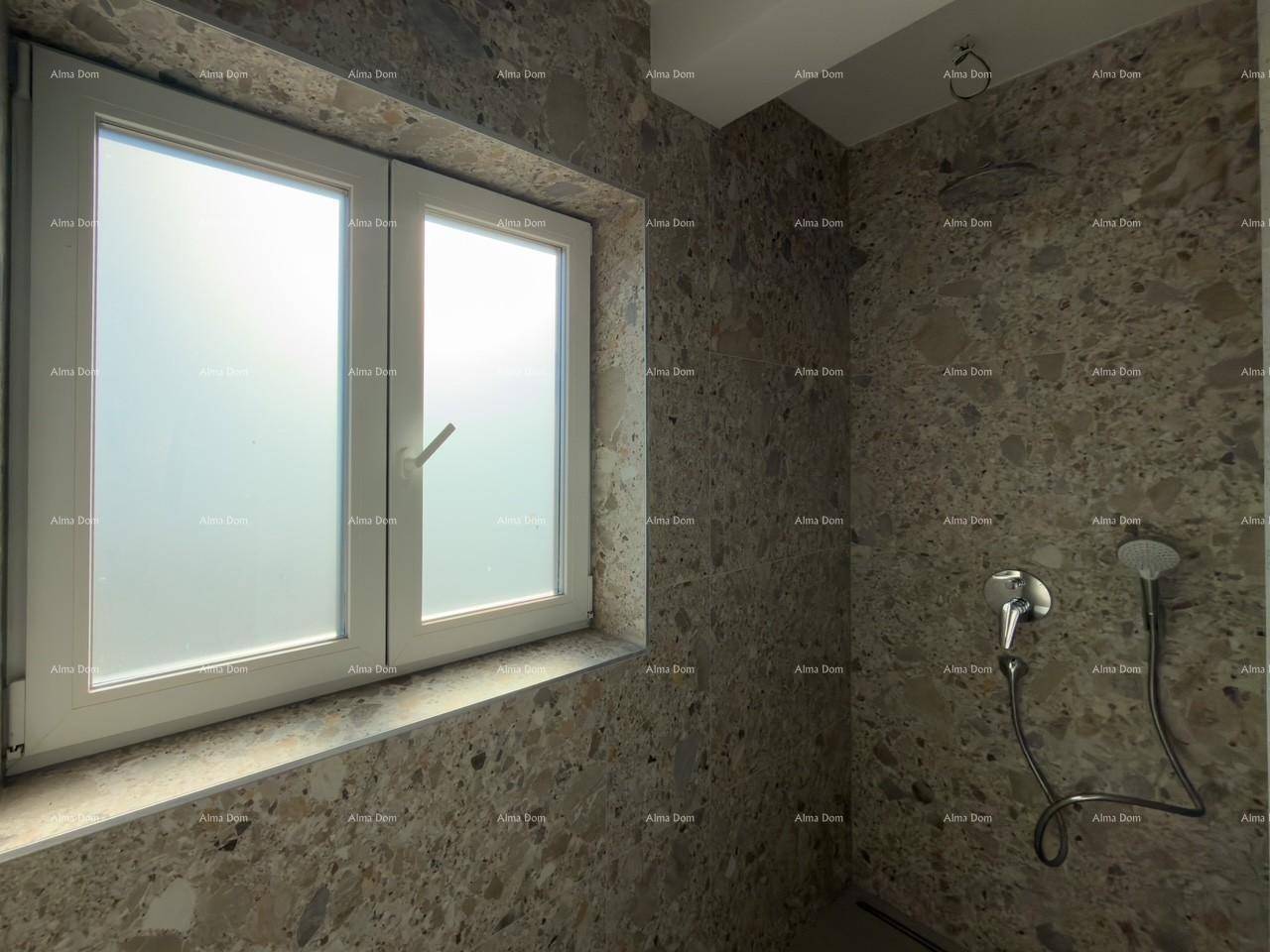 Modernes Badezimmer mit Fenster, großformatigen Fliesen und Duschbereich.
