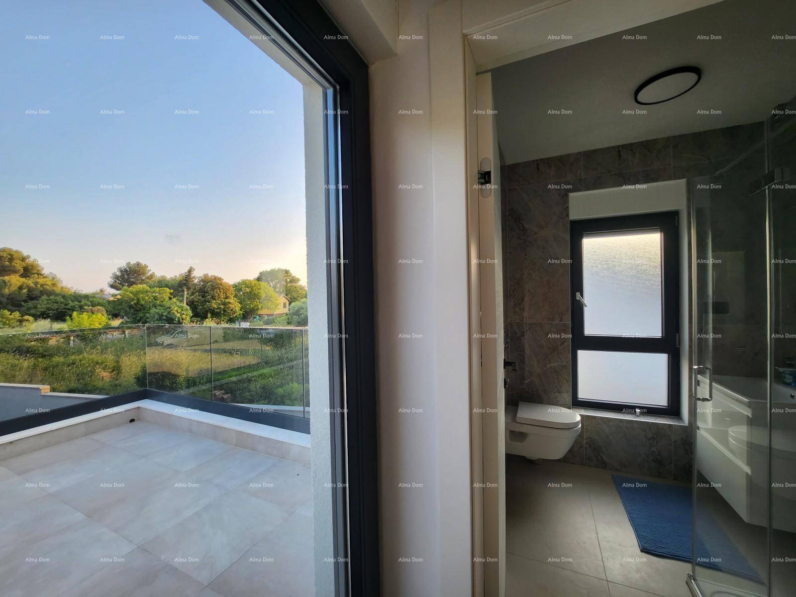 Blick vom Balkon in ein modernes Badezimmer mit Toilette und Duschbereich.