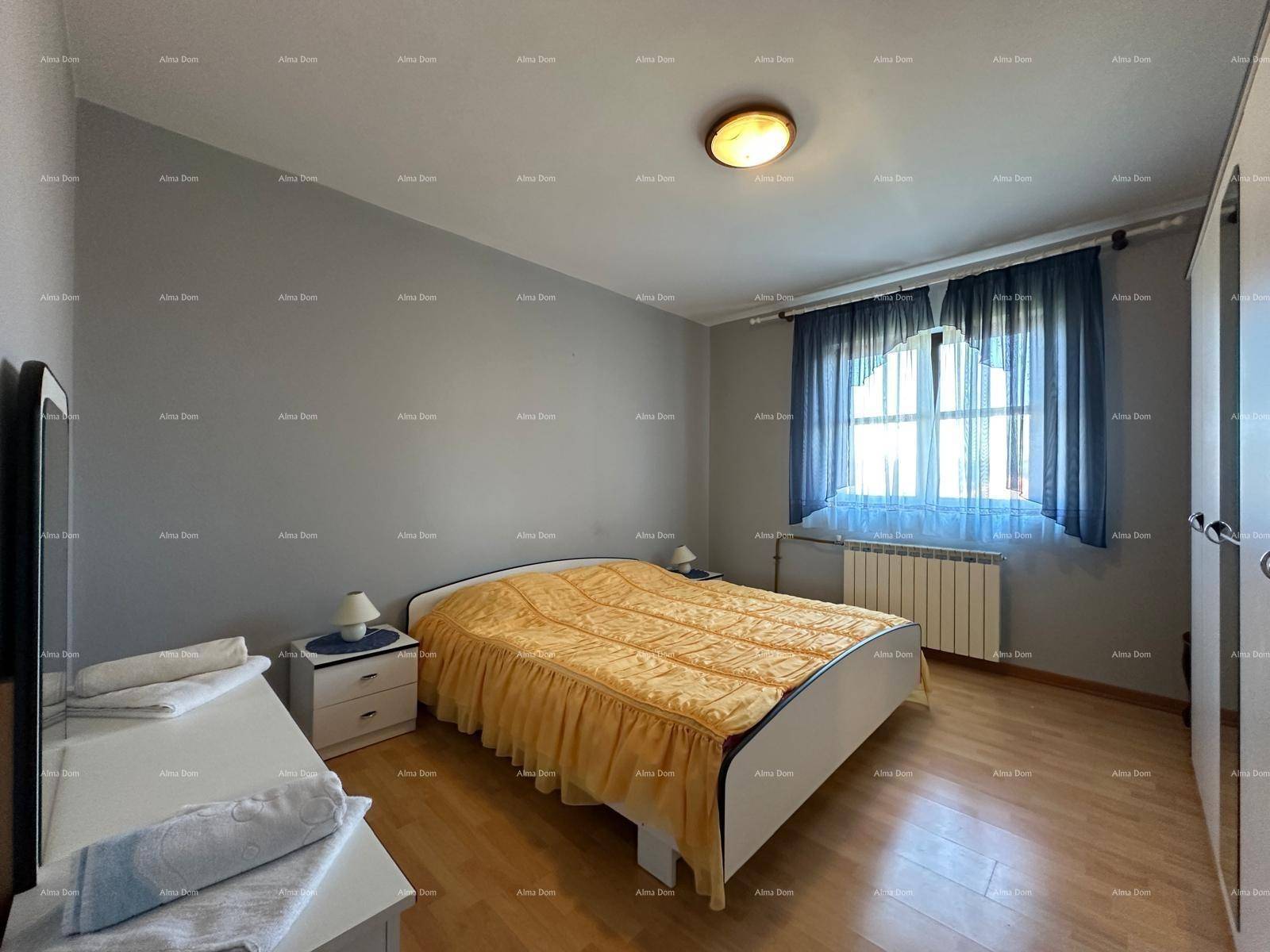 Gemütliches Schlafzimmer mit Holzboden, Doppelbett und Nachttischen, hell und einladend.