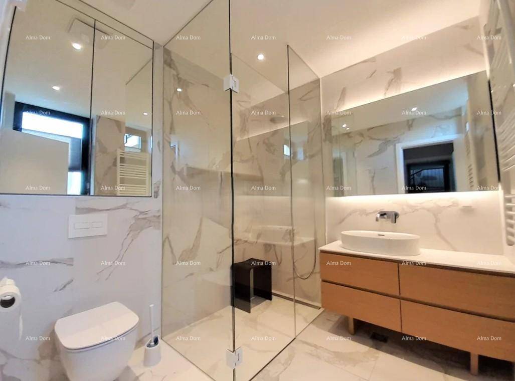 Elegantes Badezimmer mit modernen Armaturen, begehbarer Dusche und Marmorfliesen.