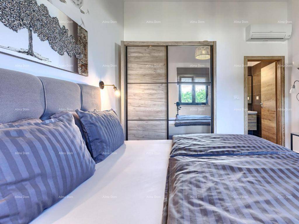 Gemütliches Schlafzimmer mit Doppelbett und großem Spiegelschrank.