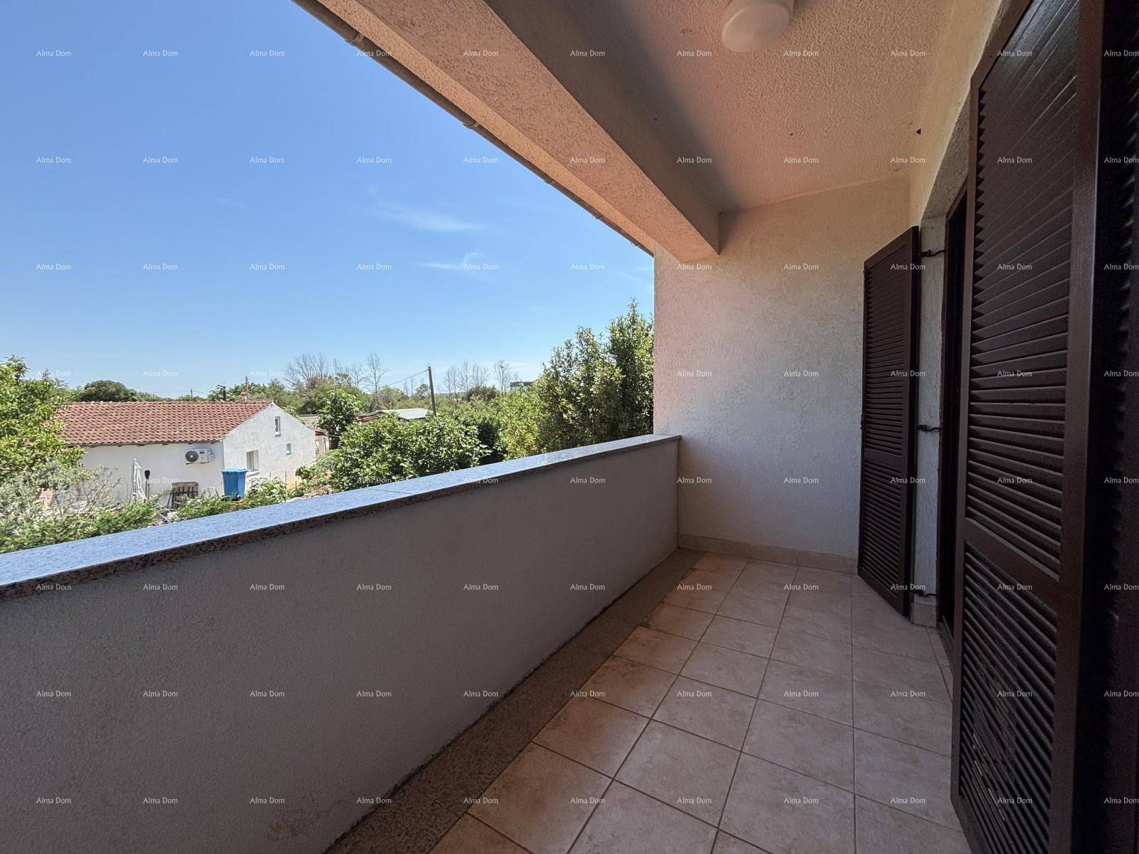 Geräumiger Balkon mit Fliesenboden und weitem Blick auf die Umgebung.