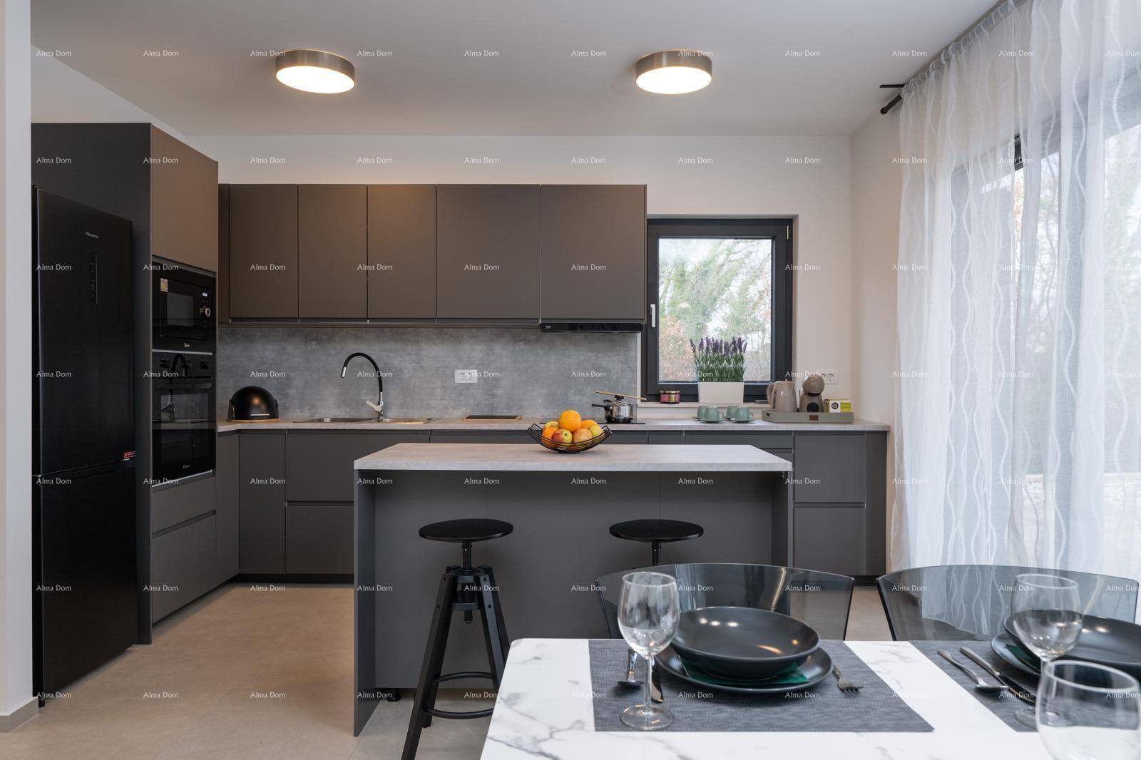 Moderne Küche in Grau mit Kücheninsel, integrierten Geräten und Essbereich.
