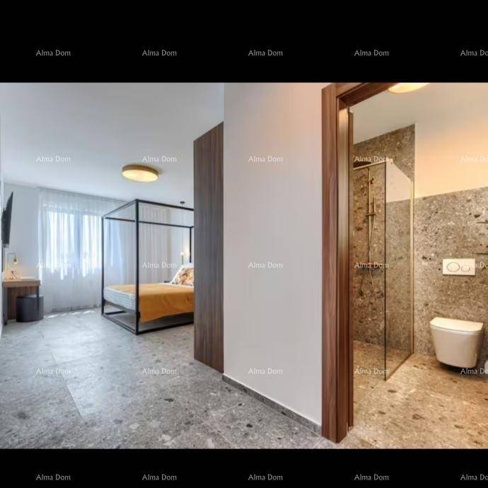 Schlafzimmer mit modernem Himmelbett und angrenzendem Badezimmer mit begehbarer Dusche.
