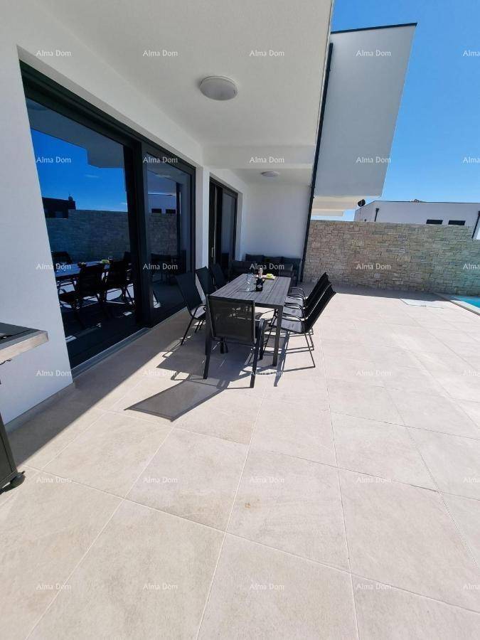 Überdachte Terrasse mit Esstisch und Stühlen, ideal für Mahlzeiten im Freien am Pool.