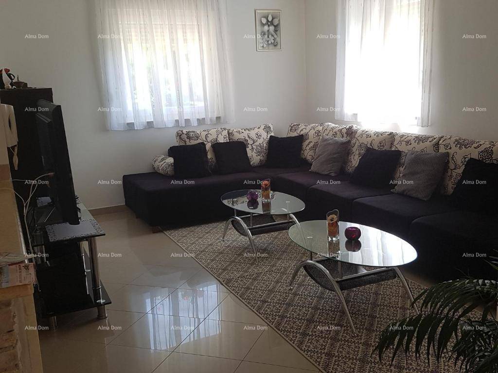 Helles Wohnzimmer mit großem Ecksofa, Fliesenboden und modernen Couchtischen für Entspannung.