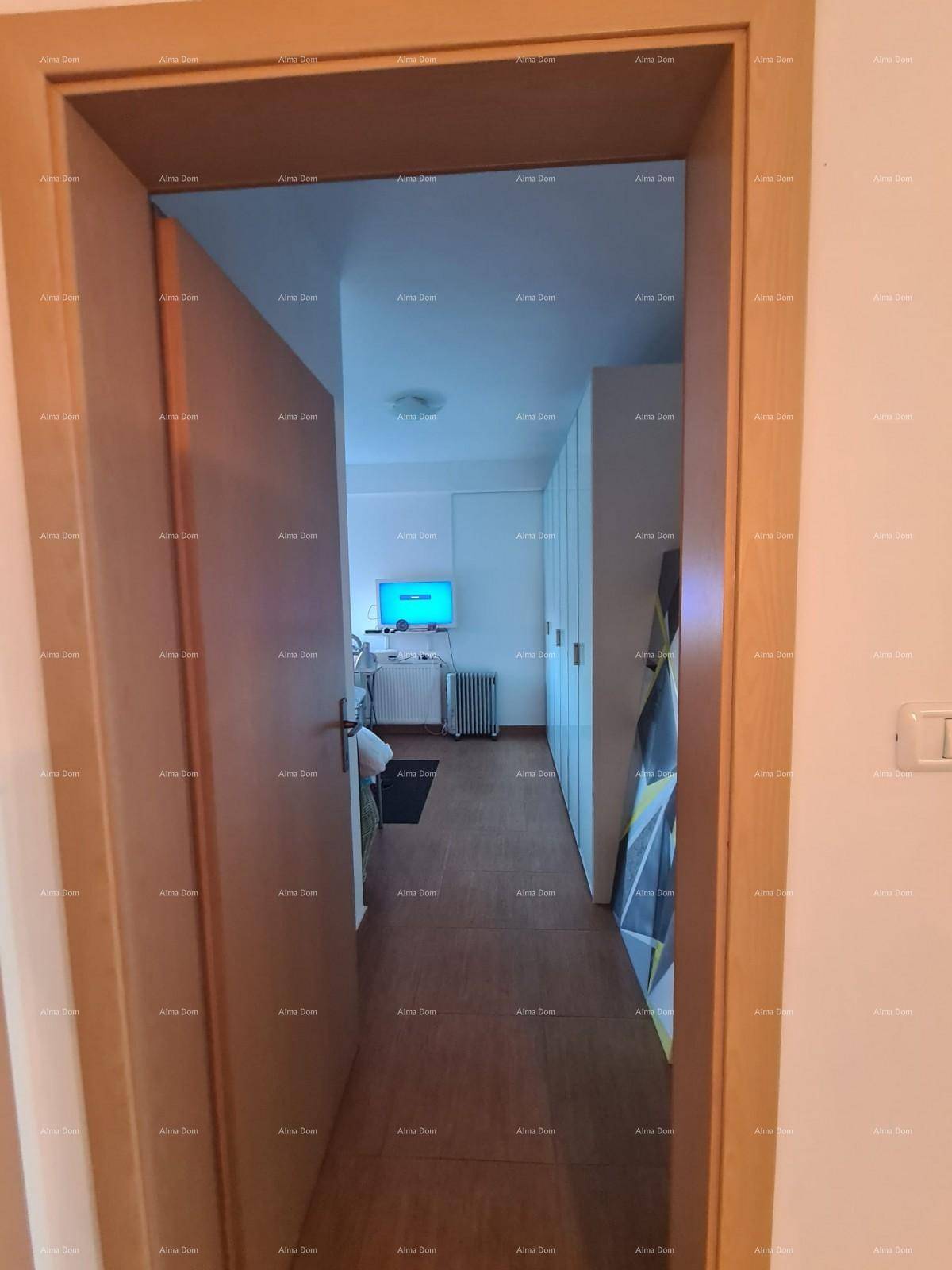 Langer Flur mit Fliesenboden und Blick in ein weiteres Zimmer.