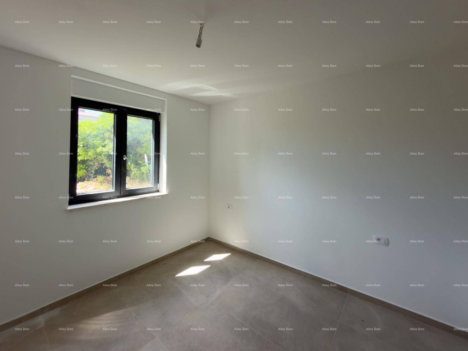 Helles Schlafzimmer mit Fliesenboden und Fenster, das einen angenehmen Blick ins Grüne bietet.