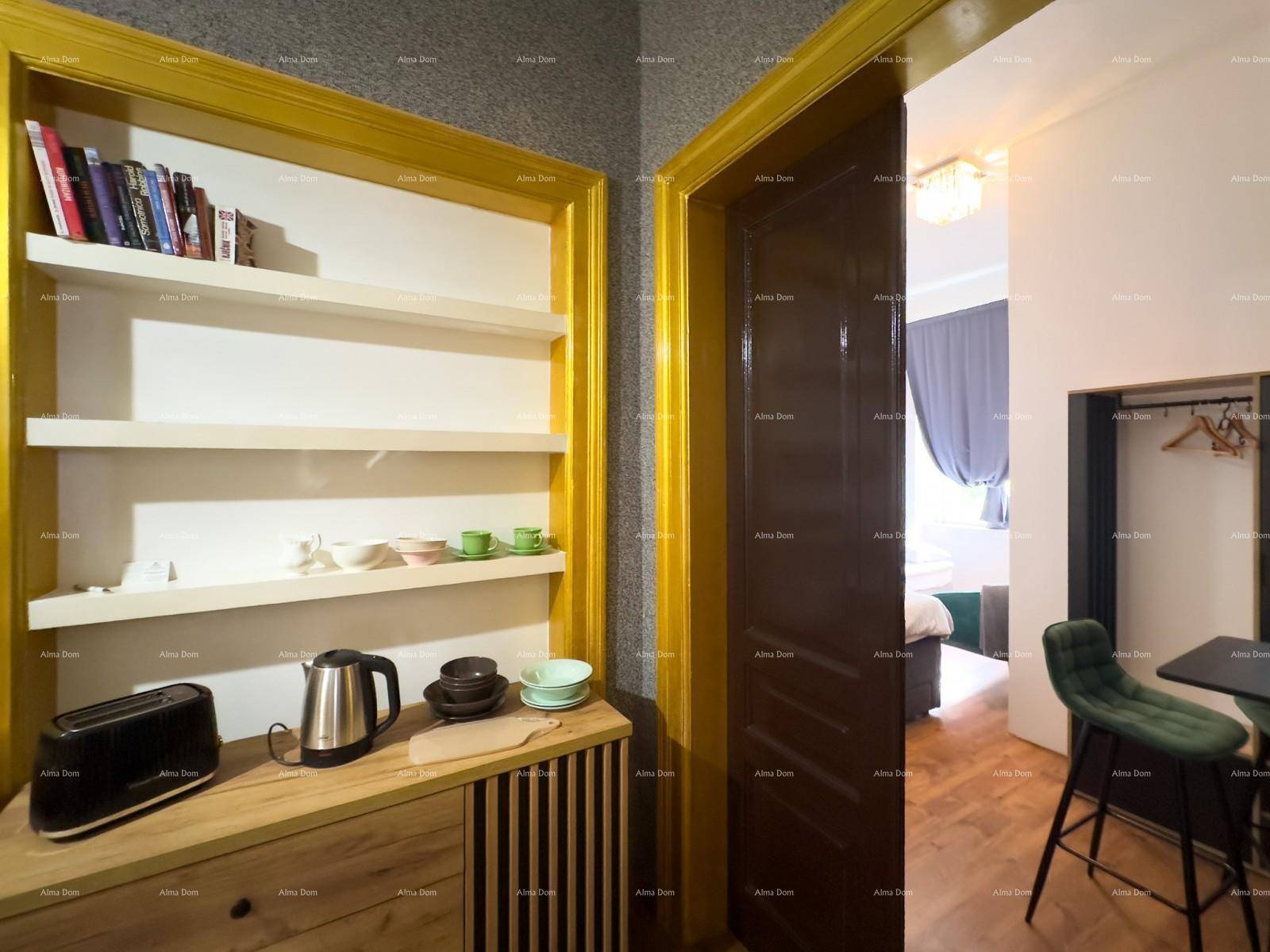 Flurbereich mit offenen Regalen, einem Holztisch und Blick in einen angrenzenden Wohnraum.