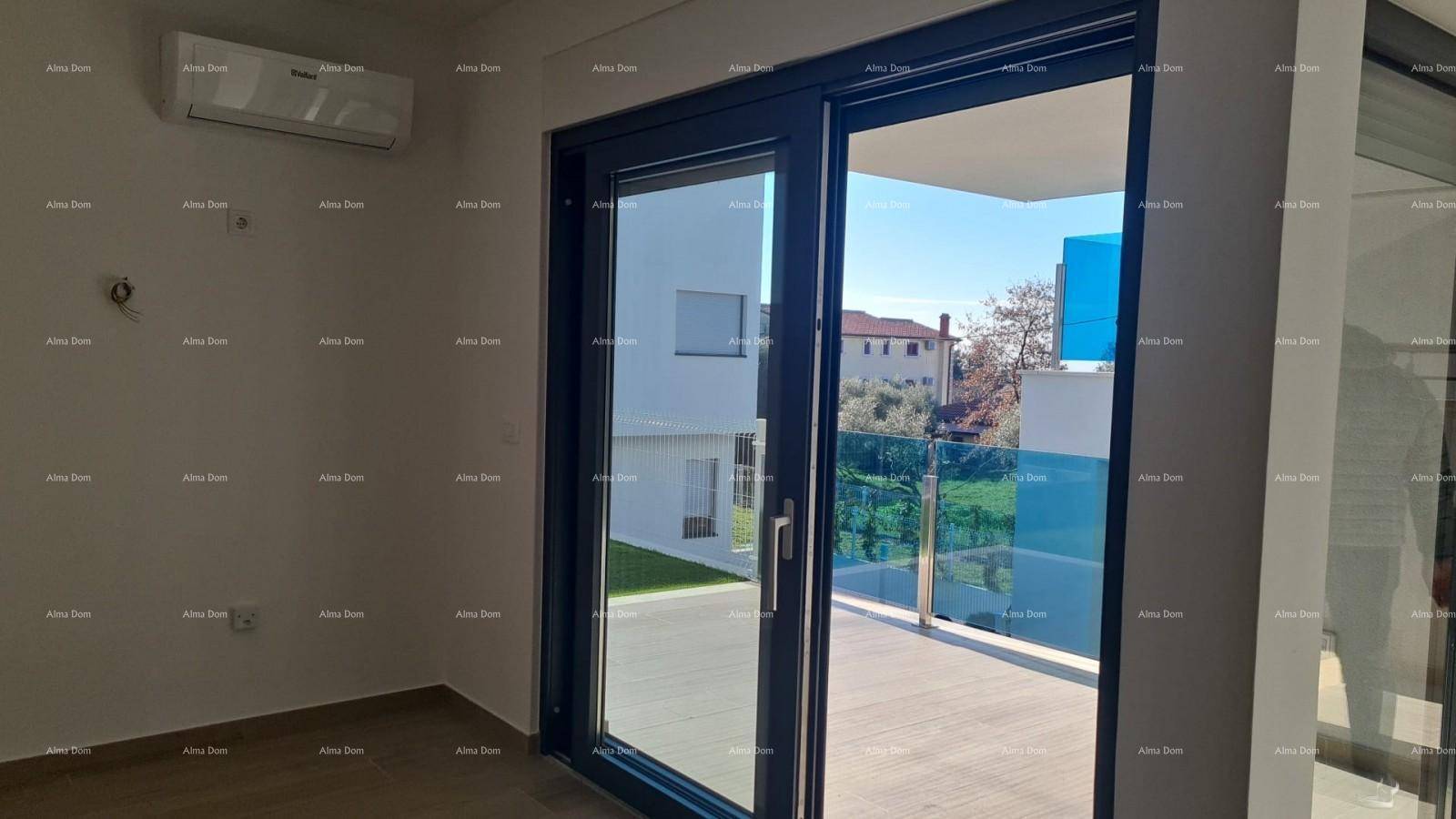 Heller Innenraum mit Klimaanlage und großem Schiebefenster zum Balkon mit Glasgeländer.