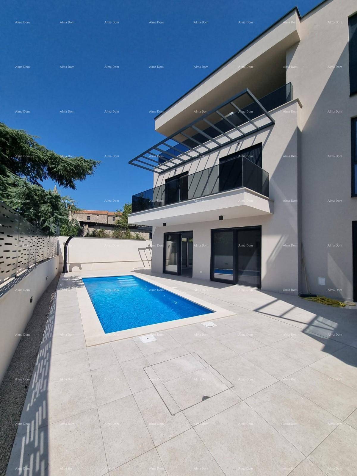 Seitlicher Blick auf den Poolbereich mit gefliester Terrasse und moderner Fassade.