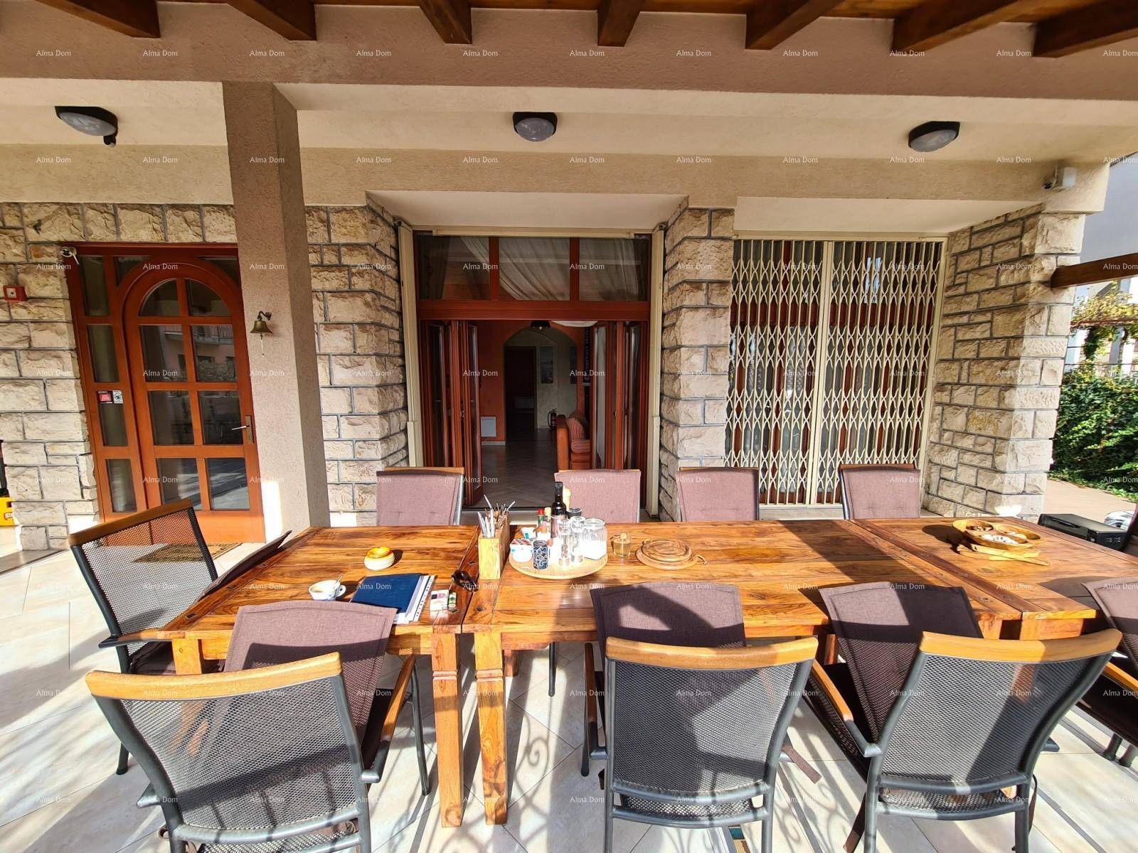 Großer Esstisch auf der überdachten Terrasse, ideal für Mahlzeiten im Freien.