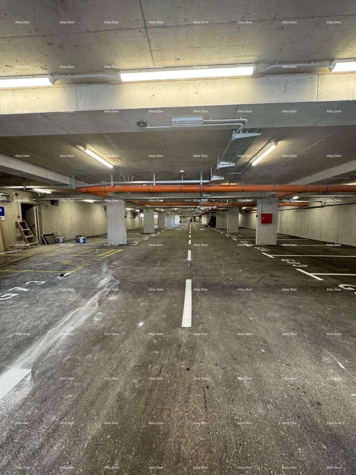 Weitläufige Tiefgarage mit vielen Parkplätzen und guter Beleuchtung.