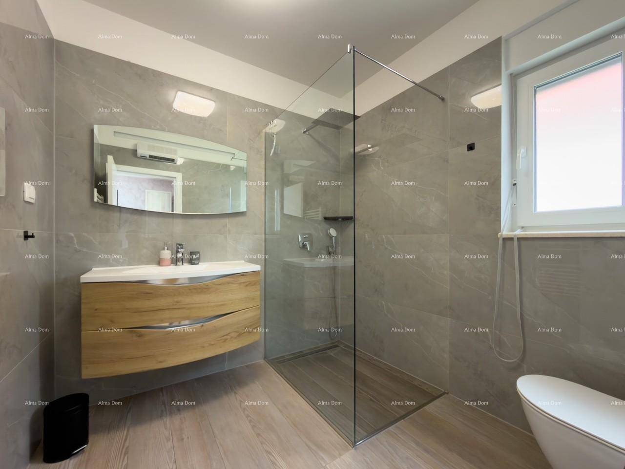 Modernes Badezimmer mit begehbarer Dusche, Holzwaschtisch und Fenster.